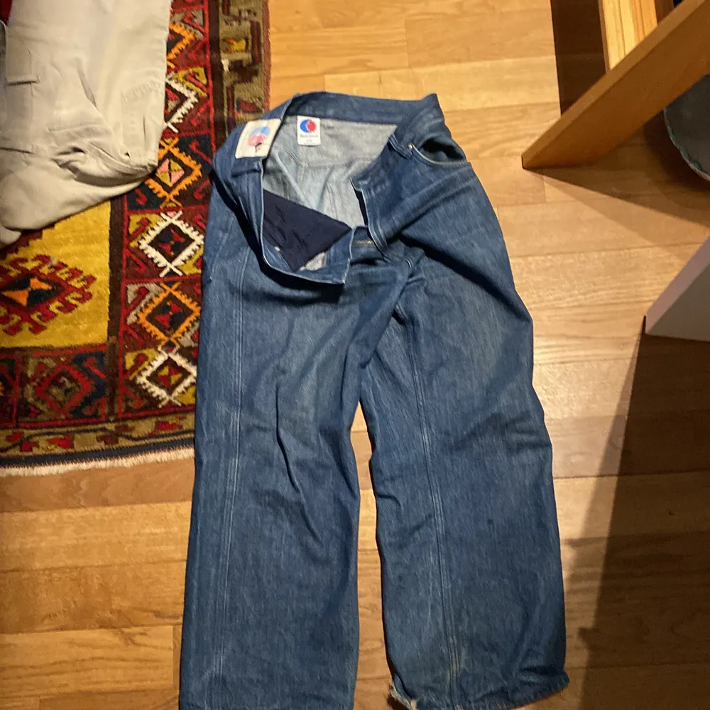Säljer nu ett par as feta district byxor med ny pris 1100kr sitter baggy och skönt. Jeans & Byxor.