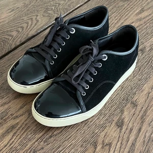 Lanvin skor  - Skit feta och stilrena lanvin skor som passar till det mesta. Perfekta nu till sommaren! Storlek Uk7 och sitter som en 42-43 i EU då de är väldigt stora i storleken. Skickas med nya org snören + dustbag. Tveka inte på att skicka iväg ett pm vid intresse eller frågetecken! 