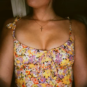 Klänning/topp - Blommig mini klänning som också kan bäras som topp 🌷 justerbara band som man knyter 