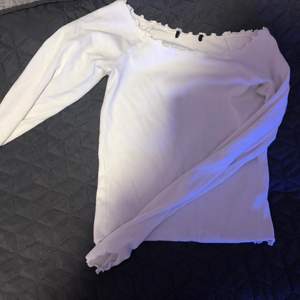 Jätte fin långermad vit tröja storlek S kommer inte till användning därför att känner mig inte bekväm i sådant plagg 