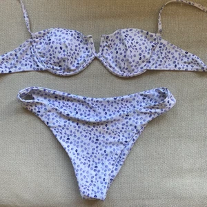 Bikini shein - Nästintill oanvänd bikini från Shein, bra kvalité för att vara därifrån!🧡 Storlek M men skulle snarare säga att det är en S.
