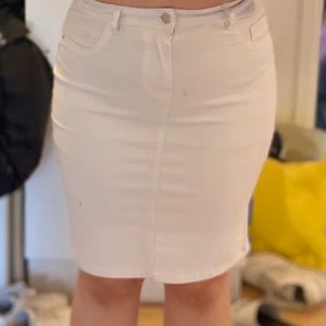 Kort vit jeanskjol -  Den här kjolen jätte vacker och somrig, den är jeans och elegant och passar med allt, jag hade köpt den i slutet av föra sommaren, tyvärr använde jag den inte för den blev lite tajt så jag tänkte att någon skulle kunna använda den mer än jag, den är ny och oanvänd  