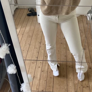 Vita jeans med slits - Jätte fina vita jeans med slits från and other stories
