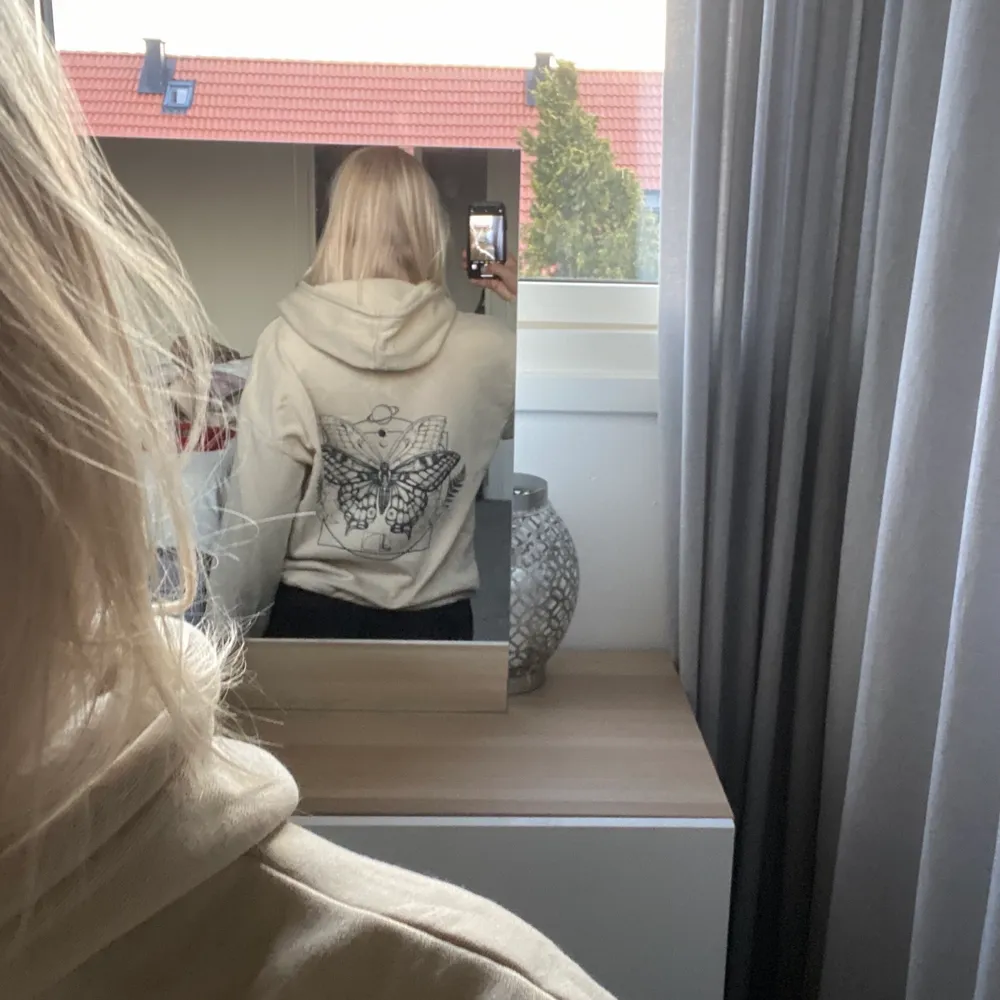 Jättefin SHEIN hoodie med svart tryck där bak och helt bege där fram. Övrigt.