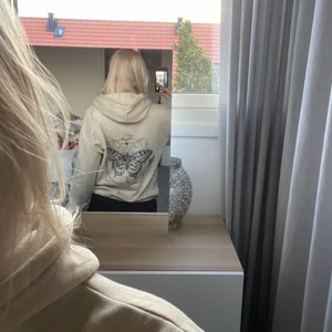 SHEIN hoodie - Jättefin SHEIN hoodie med svart tryck där bak och helt bege där fram