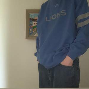 Detroit Lions sweatshirt som har användts kanske 2-3 gånger av mig, köpt på beyond retro. Det står ingen storlek men jag skulle tro typ XL.