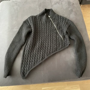 Stickad tröja - Snygg stickad tröja, snyggt skuren nertill, oanvänd! 