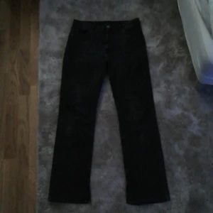 Åhléns utsvängda byxor storlek 42 (M) - Bra skick! Köpte byxorna för 2 månader sen men växte ur dem. Lösa byxor som vänjer sig till kroppen. 