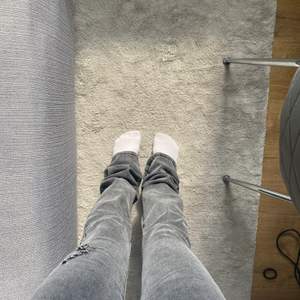 Gråa lågmidjade jeans från shein i storlek xs, lite mer bootcut än raka i benen. 💕