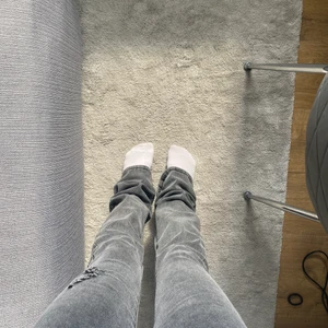 Gråa lågmidjade jeans  - Gråa lågmidjade jeans från shein i storlek xs, lite mer bootcut än raka i benen. 💕