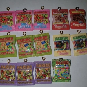 Haribo Paket - Haribo paket. 3 Rosa-Biba Softbär 3 Gröna-Jogi-Bussi 3 Lila-Fruktcoktal  2 Röda-Happy cola 2 Gula-Bärchen Pärchen 1 Grön Glittrig. Allt 13 berlocker Man kan få dem som Örhängen oxå säg bara till.