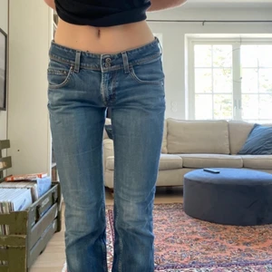 Lågmidjade lee jeans - Världens snyggaste lågmidjade jeans från lee! Då de är liiite stora i midjan på mig har jag satt in ett skosnöre på insidan av dem så att man kan dra åt hårdare, syns inte på utsidan och det går förstås att dra ut om man vill! De går till marken på mig som är 168💖