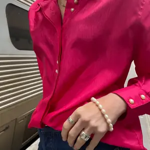 Rosa vintage blus med knappar i form av pärlor. Klassisk och snygg, för att köpa besök @wigi_collective på Instagram!
