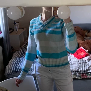 Stickad tröja - 30kr+frakt! Frågor eller mer bilder på dm! (postbevis går att få)