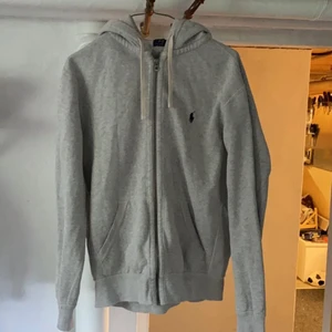 Polo Ralph lauren Zip  - Säljer tröjan då den inte anvönds längre bra skick dock ett lite håll längst ner *bild tagen av en annan* kontakta mig om ni vill ha fler bilder