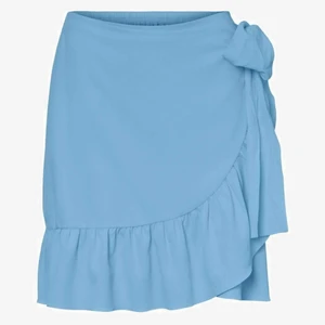 Blå volang/omlottkjol - Blå volang/omlottkjol från vera moda. Använd ett X antal gånger men fortfarande lika bra skick! Kontakta mig för mer information. 💙