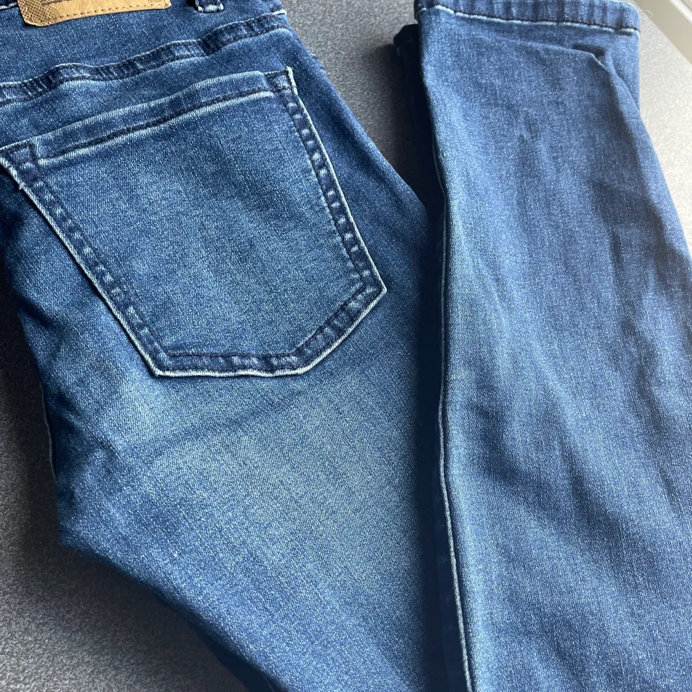 Blåa jeans från Cubus i storlek 146. Fina jeans i bra skick. Skriv vid intresse. Fler bilder fina i DM.. Jeans & Byxor.