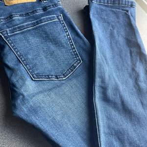 Blåa jeans från Cubus i storlek 146. Fina jeans i bra skick. Skriv vid intresse. Fler bilder fina i DM.