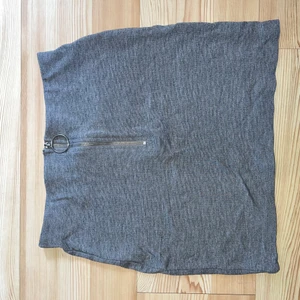 Kjol  - Fin kjol som aldrig är använd! Dragkedja i fram med en ring. Väldigt skön! Storlek XS. 