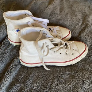 Vita Converse - Klassiska vita converse som tyvärr är för liten stl för mig. I nyskick, endast pytte smutsiga där fram