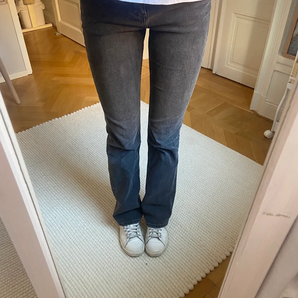 Supersnygga lågmidjade bootcut jeans från HM i en mörkgrå färg. Storlek 36 men passar även mig med storlek 34, knappt använda💕. Jeans & Byxor.