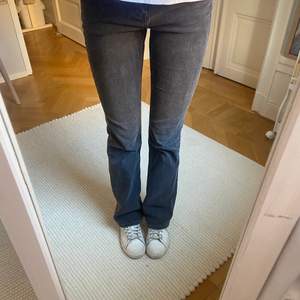 Supersnygga lågmidjade bootcut jeans från HM i en mörkgrå färg. Storlek 36 men passar även mig med storlek 34, knappt använda💕