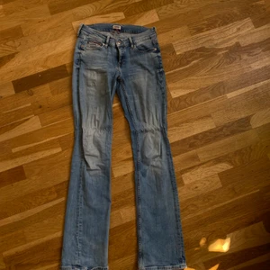 Tommy jeans - Jeans från Tommy Hilfiger. Lågmidjade och utsvängda. E:28 L:32