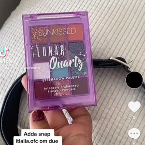 Smink!  - Helt nya, ingen är öppnad. Sånna bilder eftersom ja screena min tiktok. Kom priv för bilder så att ni vet ja inte scammar, Den lilla palleten kostar 89kr ink frakt. Den andra med massa färger 99kr ink frakt. En styck läppglans kostar 99kr ink frakt. Allt tillsammans 299kr