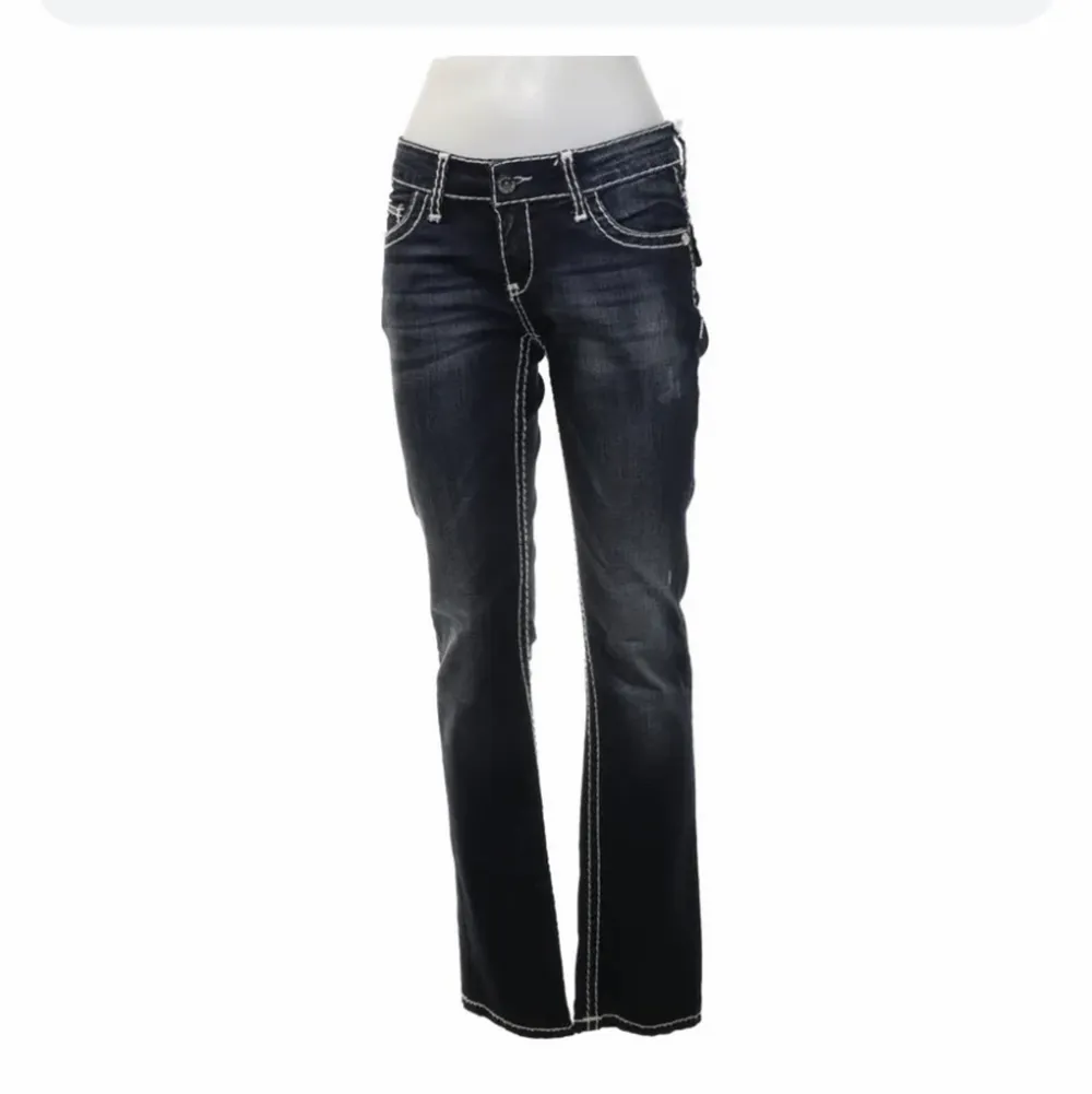 Coolaste fickorna o allt!! Köpta för 220kr aldrig använda då de va för långa på mig! Skulle säga de passar någon som är 175+💞💞. Jeans & Byxor.