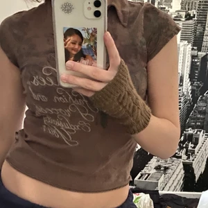 ed hardy topp - jättefin brun ed hardy topp inte använd jättemycket!! skriv om du har några funderingar eller för fler bilder!!💘💘