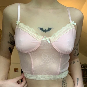 Rosa korsett topp  - Supersöt ljusrosa topp i mesh med spets detaljer och rosetter. Osäker vart den är från