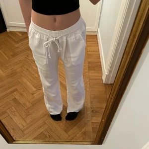 Linnebyxor - (LÅNADE BILDER). Ett par as snygga linnebyxor som passar s/m. Helt oanvända då de inte passade mig. Budgivning gäller, eller direkt pris 350 kr. (frakt ej inkluderad) 