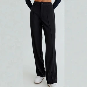 Pull&Bear svarta byxor strl. XS - Helt oanvända svarta byxor från Pull&Bear i strl. XS. Alla prislappar sitter kvar.