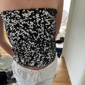 Glittrig topp - Skit snygg glittrig bandeu topp. Storlek S.