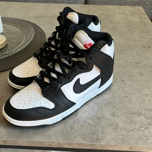 Nike Dunk High Panda  - Storlek. 39, använda en gång. Nypris ligger på 2400kr, köpta på weared.se