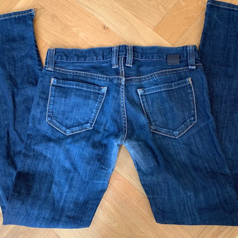 Skit snygga lågmidjade och bootcut jeans köpta second hand! . Jeans & Byxor.