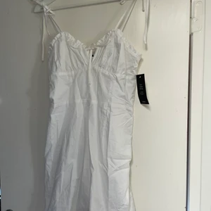 Moa Mattsson x NA-KD klänning - Jättefin klänning, endast testad med lappar kvar. Sälje då den är lite för liten! Strl 36! 