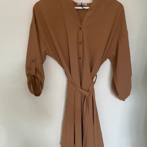 Klänning brun/beige - Brun/beige klänning med band i midjan. Stl XS/S, pris 100kr