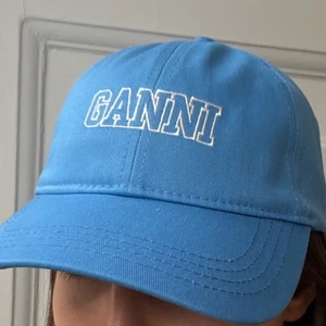 Ganni keps - Ljusblå keps från märket GANNI, aldrig använd. Storlek OS, lappen kvar💙