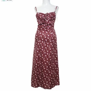 Röd blommig klänning  - Fin silkes klänning med blommor på. Klänningen har inget märke på så vet inte vart den är ifrån. Väldigt fint skick och sitter bra. 