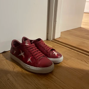 Axel arigato skor - Säljer dessa axel arigato skorna storlek 39, i fint skick (är även intresserad av byten)💓💓💓