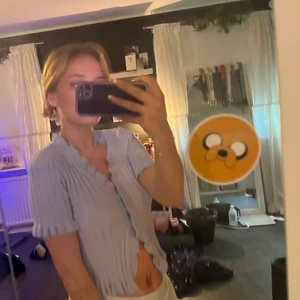 Söt topp  - Jätte söt ljus blå topp ifrån chiquelle som jag köpte förra sommaren. Har använt ca 2 gånger och säljer pga inte min stil längre. Är i jätte bra skick, står tyvär ingen storlek på men skulle säga att den är som en S/M.Skriv för mer bilder eller frågor💗