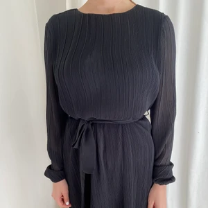 Klänning plisserad  - Fin plisserad klänning från NA-KD! 