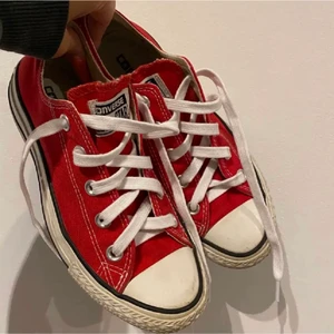 röda converse  - säljer mina röda converse då dom inte längre används! lite skitiga  men inget som märk! skickas i en låda☺️ 300kr + frakt!🫶🏼