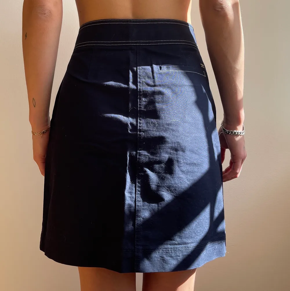 Snygg oanvänd Tommy Hilfiger kjol i navy Blue. Säljer vidare för 470Kr. 🌸 . Kjolar.
