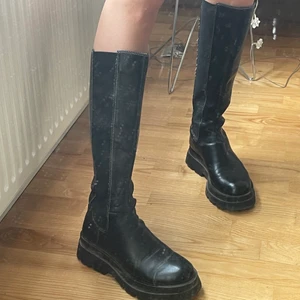 Boots - Passar verkligen till allt och är dekorerade med synliga sömmar. Köpte dem för 1000 ca och säljer dem billigt 😊