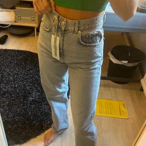 Jeans från Gina i storlek 32. Aldrig använda (lappen kvar), säljer för 300kr. (Nypris 599kr) 💞Du står för frakt