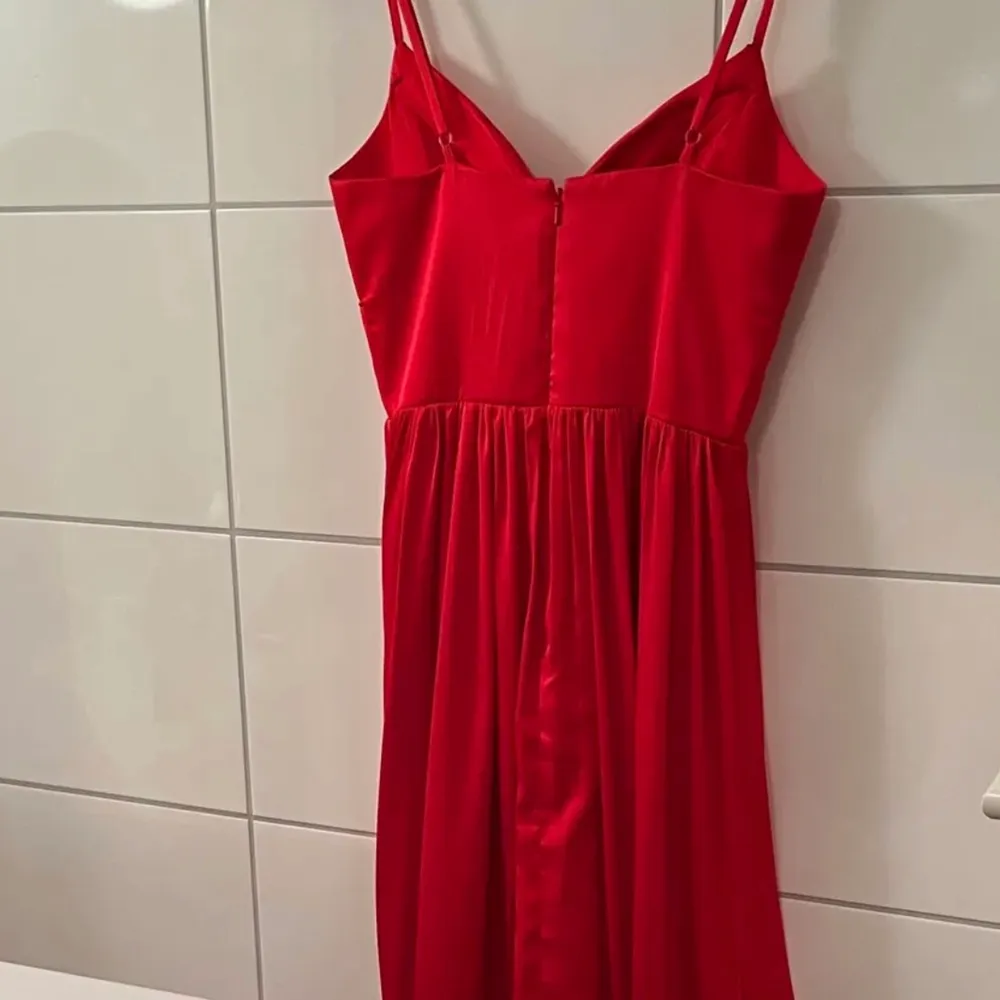 Säljer min fina röda långklänning! Perfekt till studentbal eller annan avslutning ❤️ Aldrig använd. Storlek XS men passar även för en S ❤️ Säljer för 1000. Klänningar.