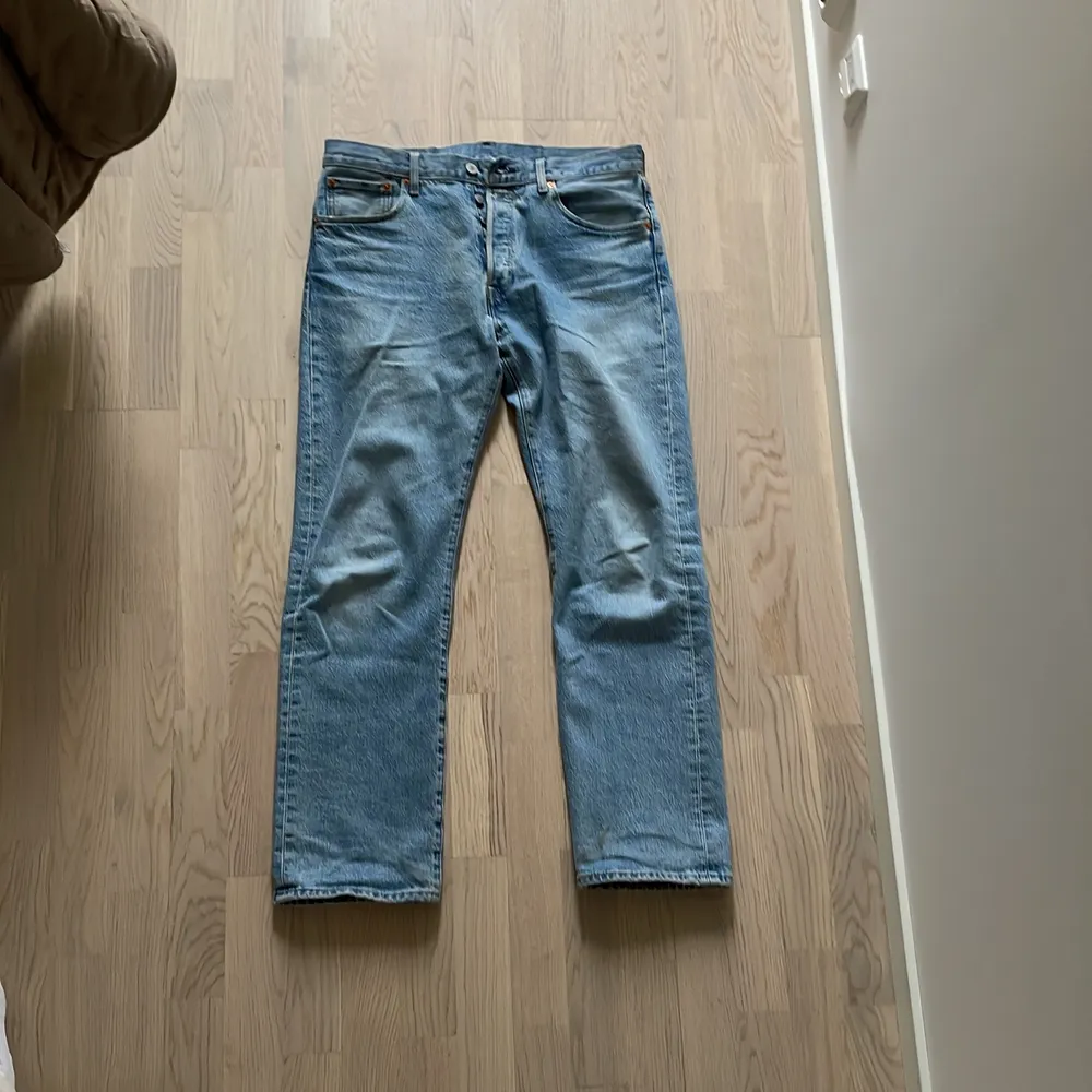 Tjena säljer ett par Levis 501 i bra skick. Storlek W33L30. Jeans & Byxor.