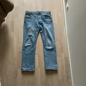 Levis 501  - Tjena säljer ett par Levis 501 i bra skick. Storlek W33L30